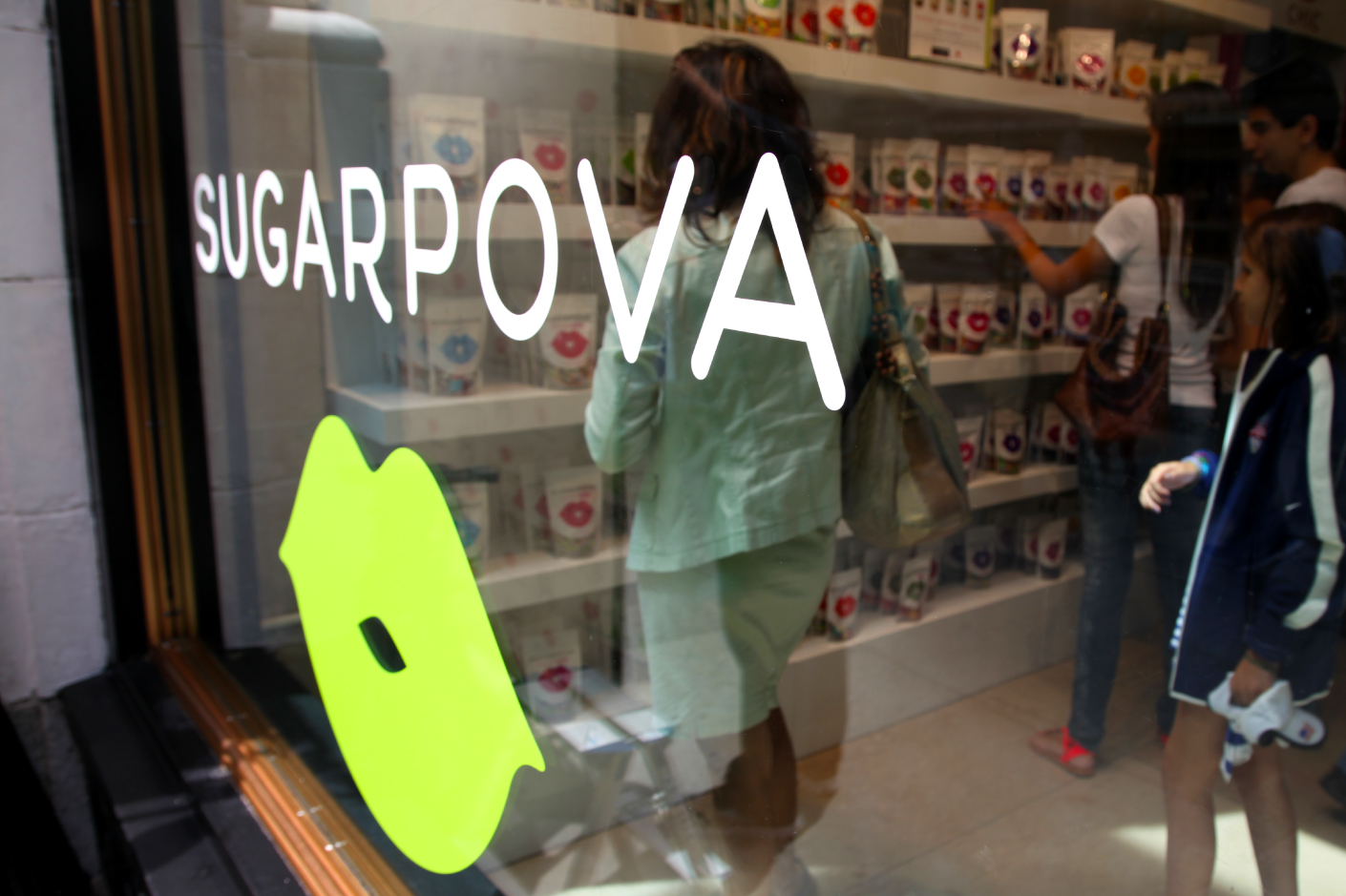 Sugarpova 薩拉波娃糖果店糖果品牌形象設(shè)計店面設(shè)計12-上海品牌策劃設(shè)計公司分享