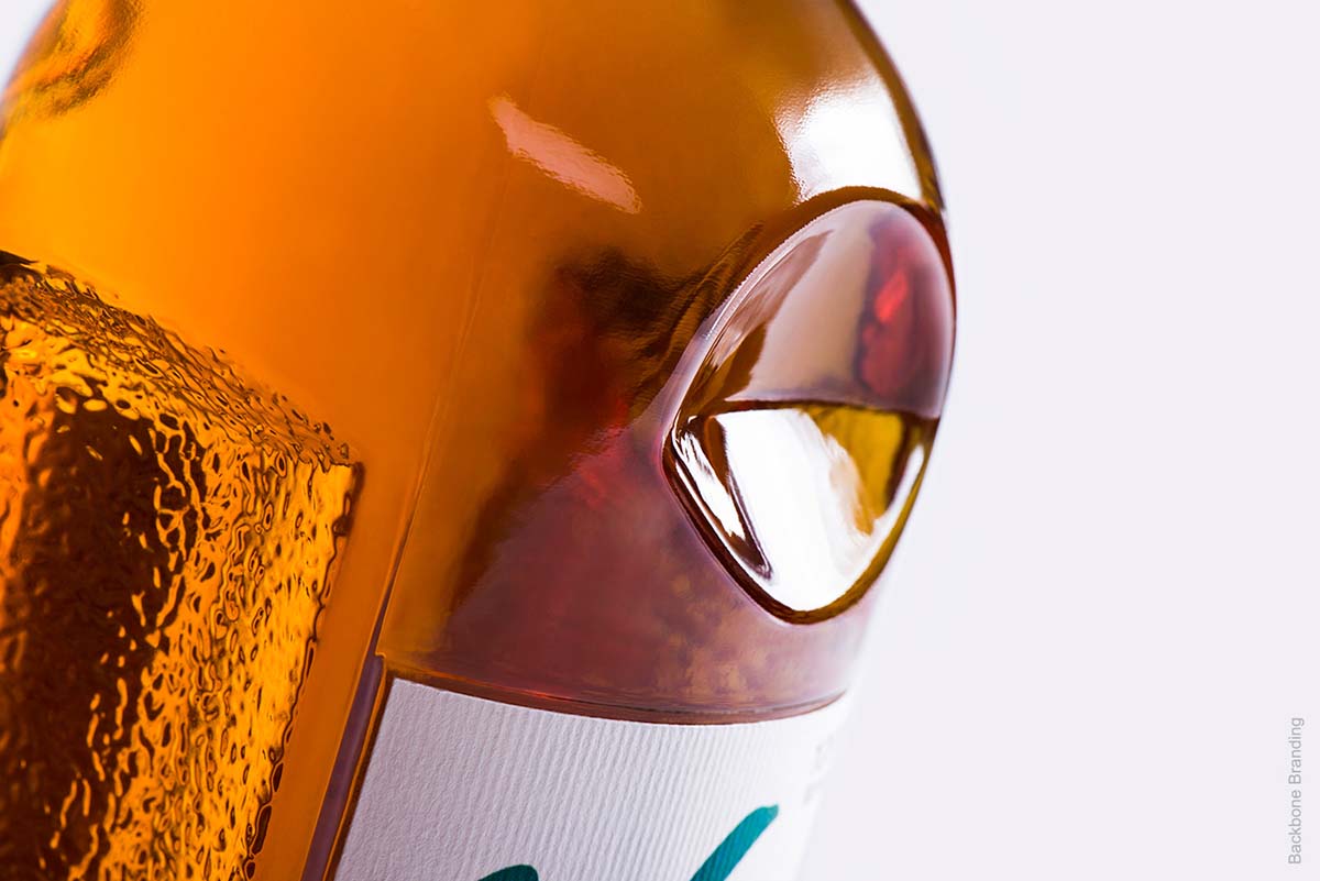 被咬了一口的Yan天然健康有機(jī)果汁飲料產(chǎn)品包裝設(shè)計(jì)瓶型設(shè)計(jì)