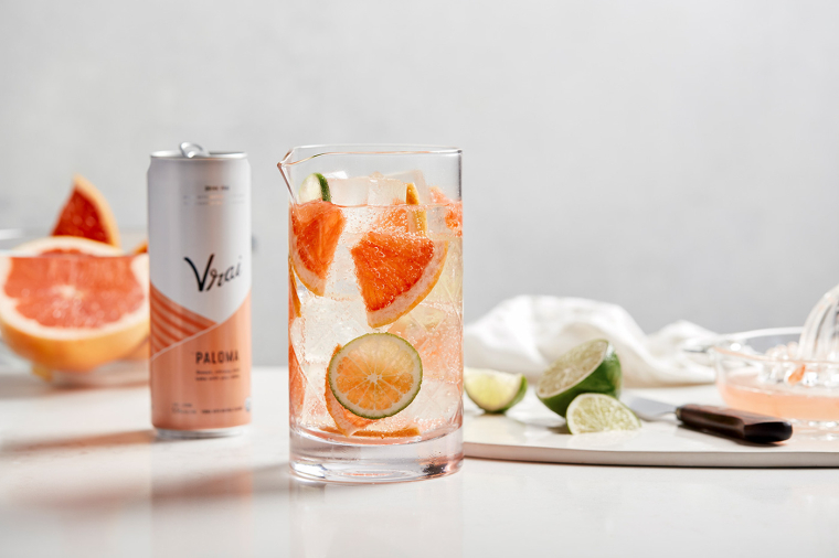 Vrai 品牌灌裝伏特加雞尾酒包裝設(shè)計(jì)清爽“V”字母版式 Vrai 品牌灌裝伏特加雞尾酒包裝設(shè)計(jì)清爽“V”字母版式