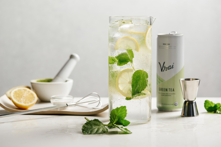 Vrai 品牌灌裝伏特加雞尾酒包裝設(shè)計(jì)清爽“V”字母版式 Vrai 品牌灌裝伏特加雞尾酒包裝設(shè)計(jì)清爽“V”字母版式