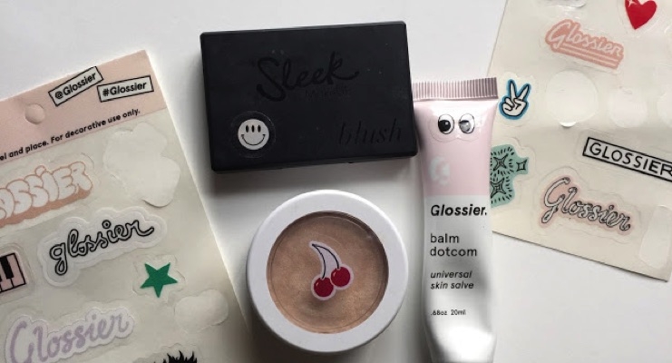 Glossier 化妝品包裝設(shè)計-上海包裝設(shè)計公司幽默化妝品包裝欣賞 Glossier 化妝品包裝設(shè)計-上海包裝設(shè)計公司幽默化妝品包裝欣賞