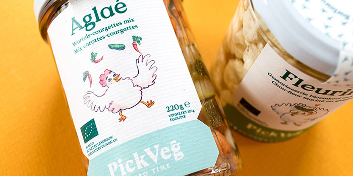 PickVeg 開胃咸菜泡菜休閑食品包裝設計，減輕生活壓力的小雞嘻哈插畫風格