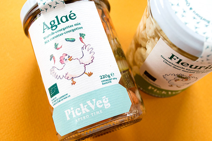 PickVeg 開胃咸菜泡菜休閑食品包裝設計，減輕生活壓力的小雞嘻哈插畫風格