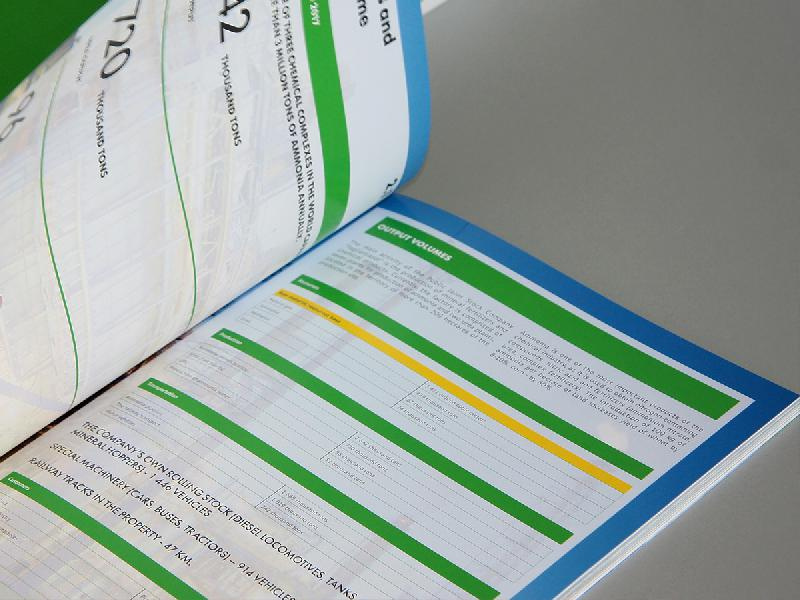 Togliattiazot 2017年企業(yè)可持續(xù)發(fā)展報告宣傳冊設計，斜杠條紋風格