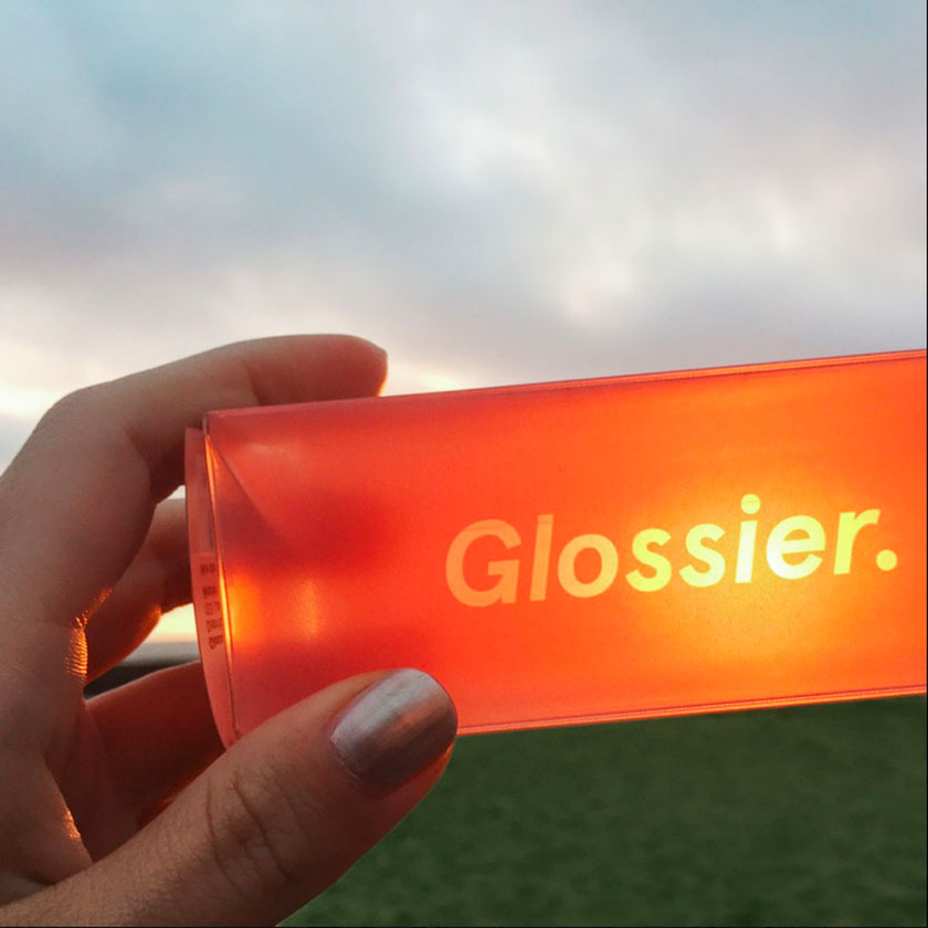 品牌形象：如何選擇圖像來代表您的企業(yè)-Glossier建立了一個強大的化妝品品牌