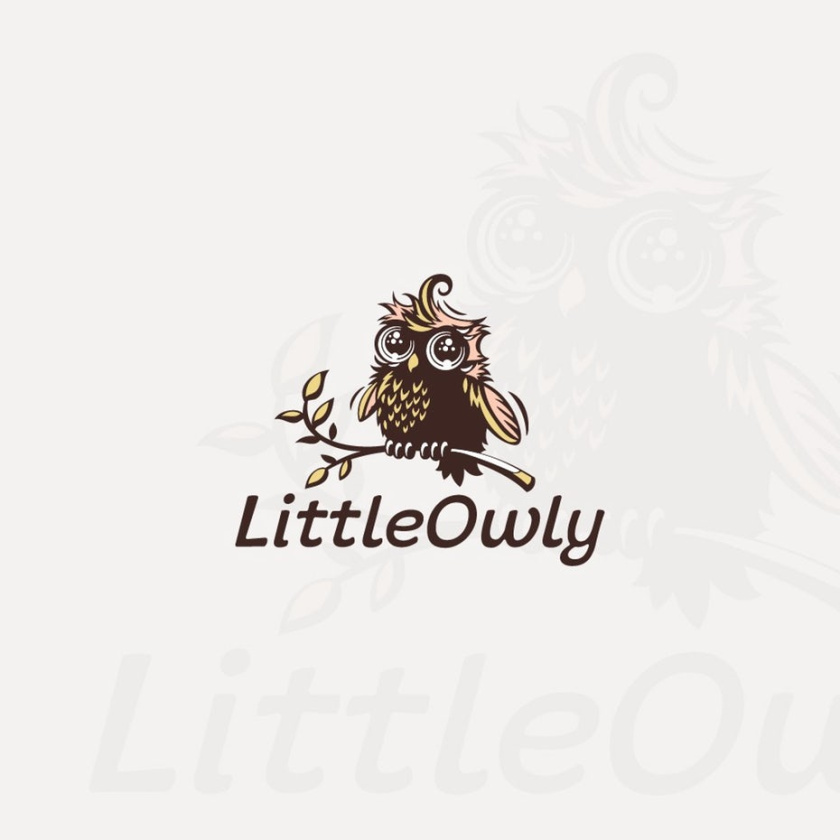 可愛的少兒特征logo設(shè)計(jì)-大眼睛貓頭鷹與文本“LittleOwly”的樹枝上，動(dòng)物logo