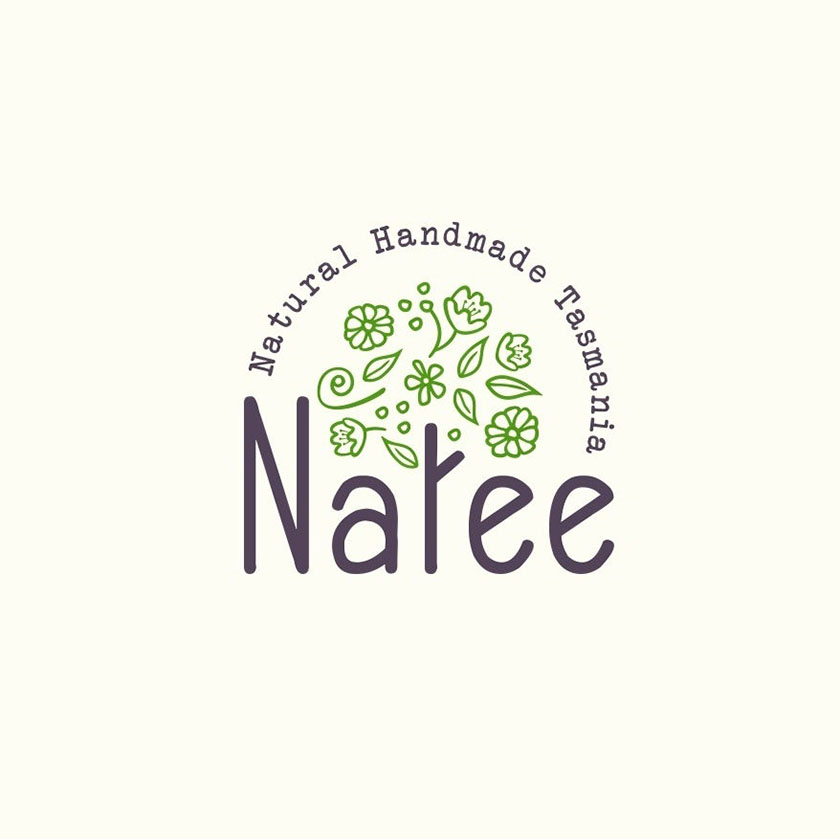 “Natee”中帶有字母“t”的圓形徽標，圖示為樹干，綠色的葉子和花朵漂浮在它上面