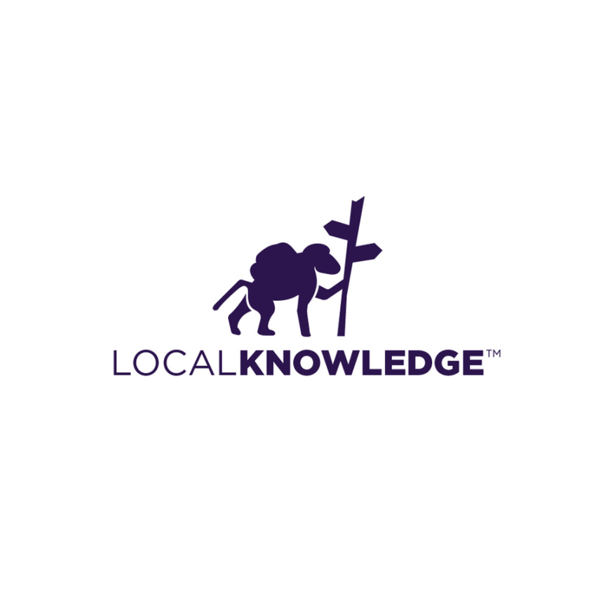 一個狒狒的剪影有支持signpole的背包的旅游logo設計