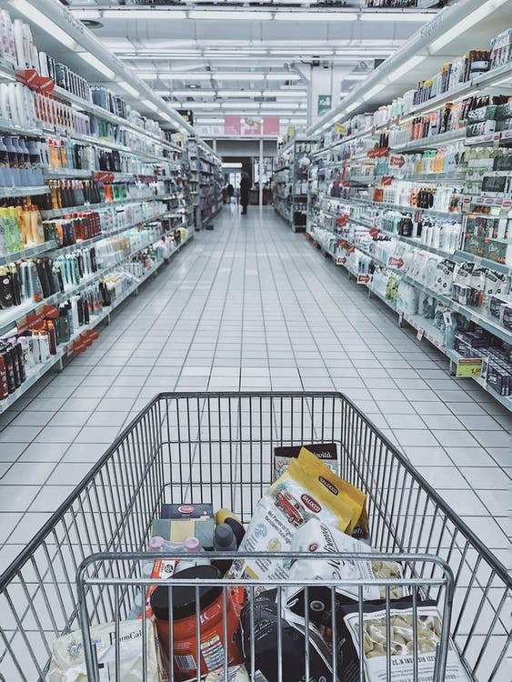 商店貨架之間的雜貨車