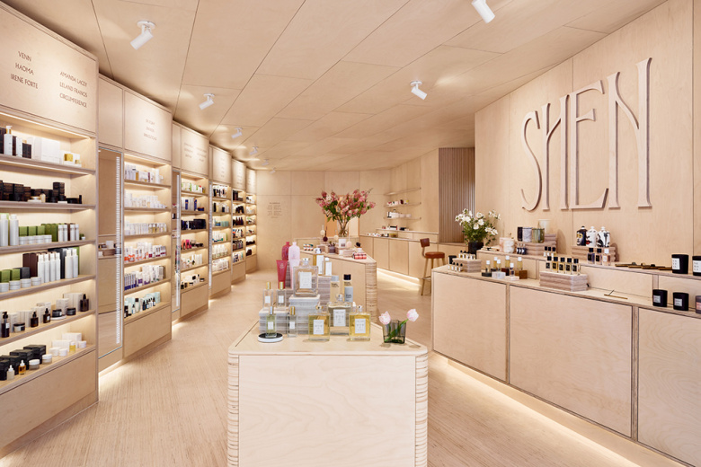 Shen美容化妝品零售店鋪空間設(shè)計(jì)，使用單一海樺木膠合板材質(zhì)營(yíng)造溫暖氛圍
