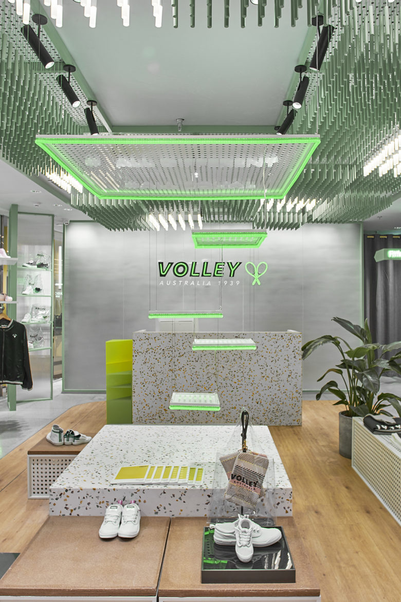 volley 休閑運動鞋專賣店店鋪空間設計，活力綠色+通透玻璃貨架設計