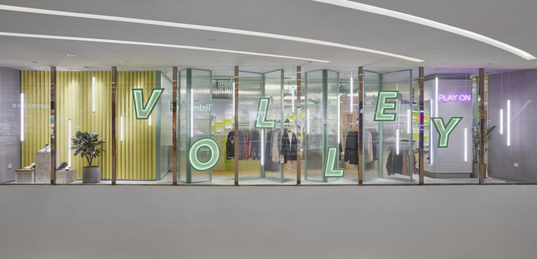 volley 休閑運動鞋專賣店店鋪空間設計，活力綠色+通透玻璃貨架設計