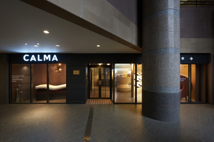 M4 CALMA床墊床上用品品牌體驗店鋪空間設(shè)計，整體黑暗色風(fēng)格