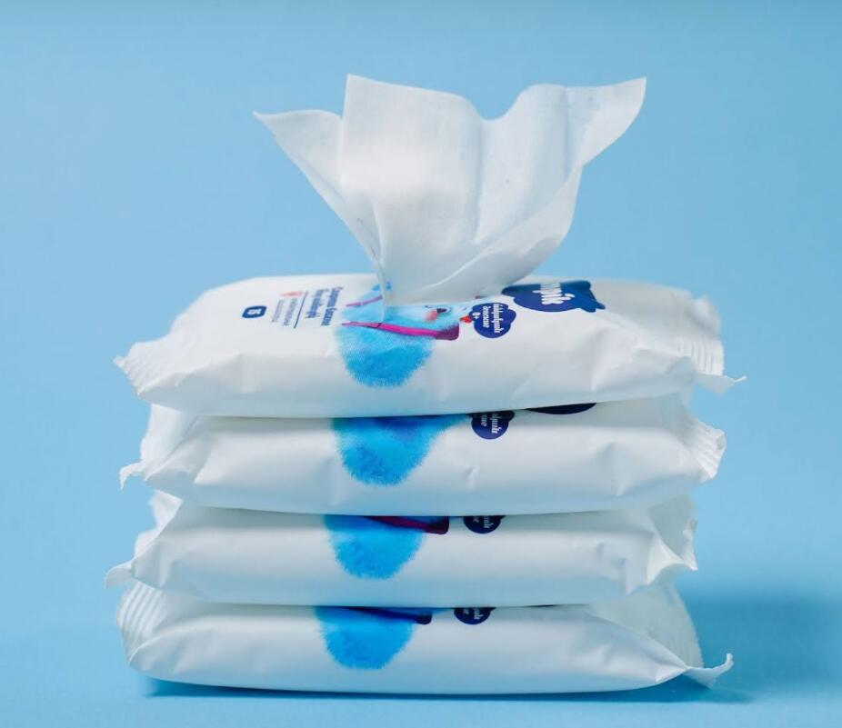 Ampik 安皮克消毒濕巾品牌命名與包裝設(shè)計(jì)，蓬松的云彩符號(hào)代表柔軟的棉花