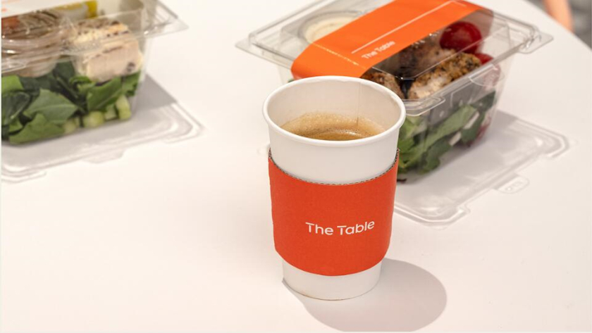 The Table 電信品牌vi視覺(jué)識(shí)別設(shè)計(jì)空間設(shè)計(jì),與桌子結(jié)合的長(zhǎng)長(zhǎng)的T型水平線元素 The Table 電信品牌vi視覺(jué)識(shí)別設(shè)計(jì)空間設(shè)計(jì),與桌子結(jié)合的長(zhǎng)長(zhǎng)的T型水平線元素