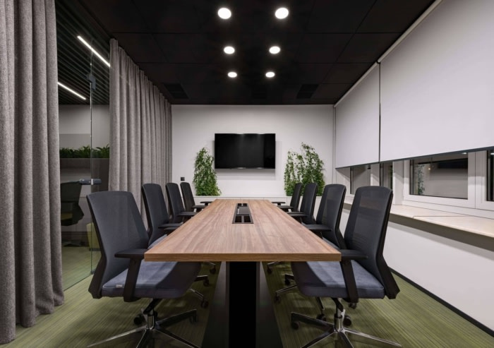 Privat 銀行辦公室空間設(shè)計(jì)，開(kāi)放式空間設(shè)計(jì)分隔及充分的綠化