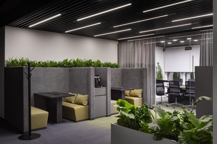 Privat 銀行辦公室空間設(shè)計(jì)，開(kāi)放式空間設(shè)計(jì)分隔及充分的綠化