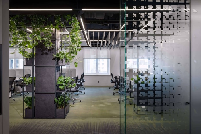 Privat 銀行辦公室空間設(shè)計(jì)，開(kāi)放式空間設(shè)計(jì)分隔及充分的綠化