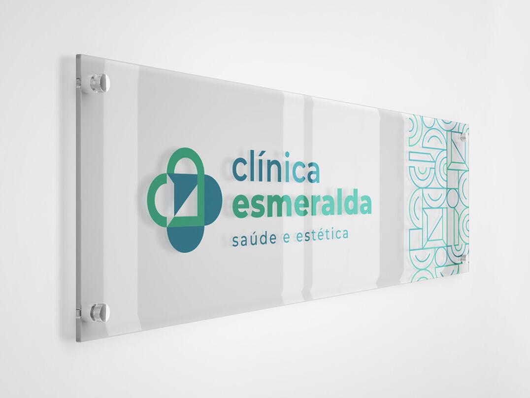 Esmeralda 保健診所醫(yī)院logo設(shè)計(jì)vi設(shè)計(jì)，醫(yī)療十字、膠囊與愛心元素