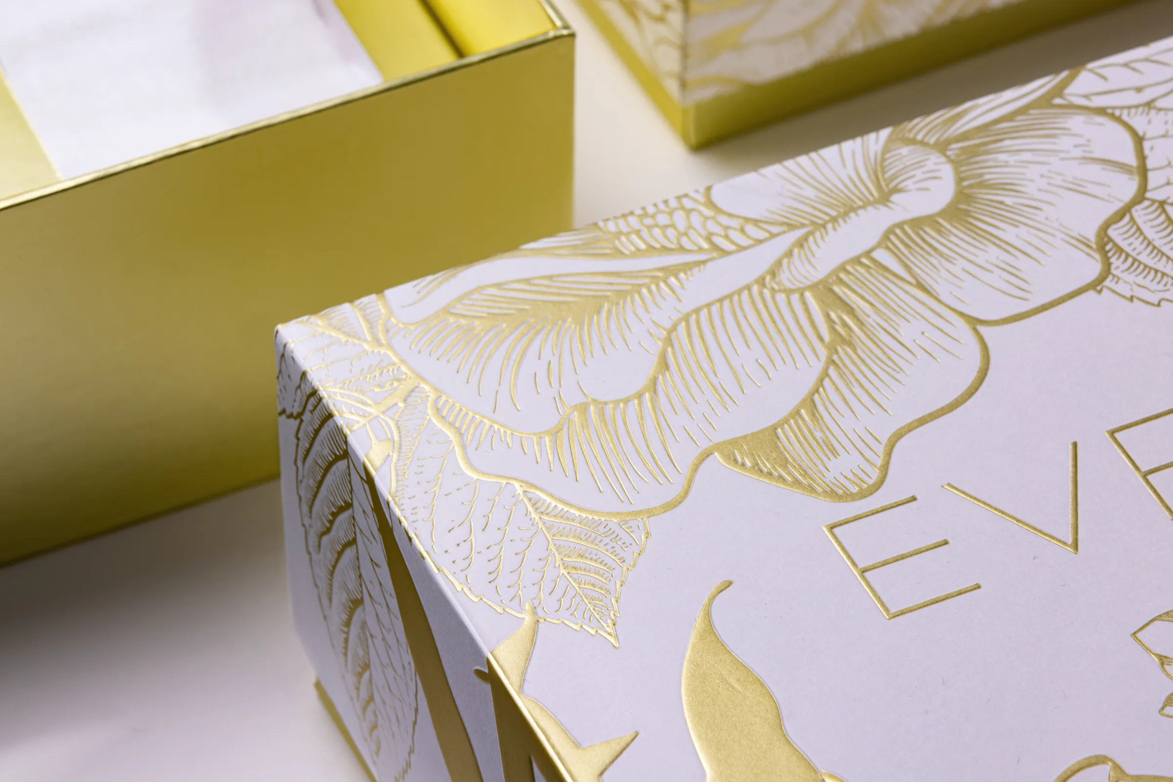 EVE LOM清潔沐浴洗護(hù)和美容個人日化護(hù)理節(jié)日禮盒金色金箔壓花套裝包裝設(shè)計(jì)-上海包裝設(shè)計(jì)公司 EVE LOM清潔沐浴洗護(hù)和美容個人日化護(hù)理節(jié)日禮盒金色金箔壓花套裝包裝設(shè)計(jì)-上海包裝設(shè)計(jì)公司