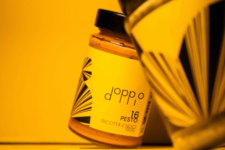Doppio 食品包裝設(shè)計(jì)logo設(shè)計(jì),黑黃色放射線條組合元素 Doppio 食品包裝設(shè)計(jì)logo設(shè)計(jì),黑黃色放射線條組合元素