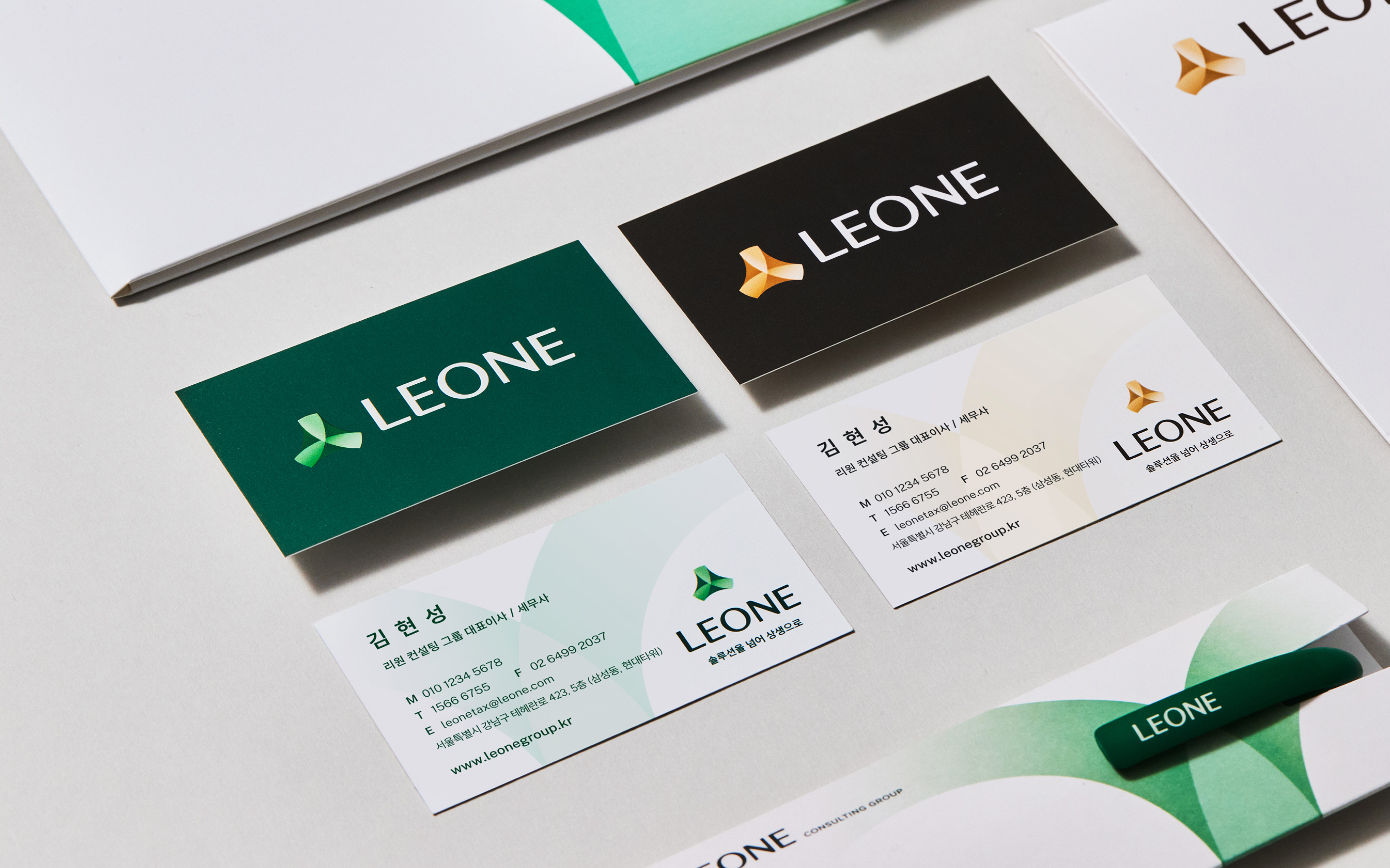 LEONE利昂稅務(wù)規(guī)劃咨詢集團(tuán)B2B企業(yè)logo&vi形象設(shè)計(jì)塑造,三葉旋轉(zhuǎn)圖案 LEONE利昂稅務(wù)規(guī)劃咨詢集團(tuán)B2B企業(yè)logo&vi形象設(shè)計(jì)塑造,三葉旋轉(zhuǎn)圖案